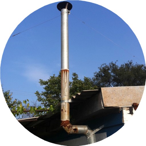 Проржавевшая труба вследствие действия агрессивной среды из-за повышенного образования конденсата